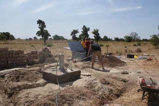 Travaux d'installation du puits à Darsalem (Ouagadougou)